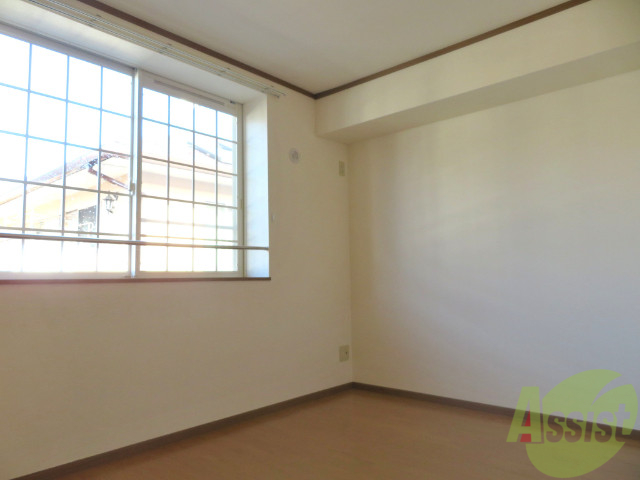 その他部屋・スペース　６．２帖の洋室を撮影しました。日射しがあり明るい印象。