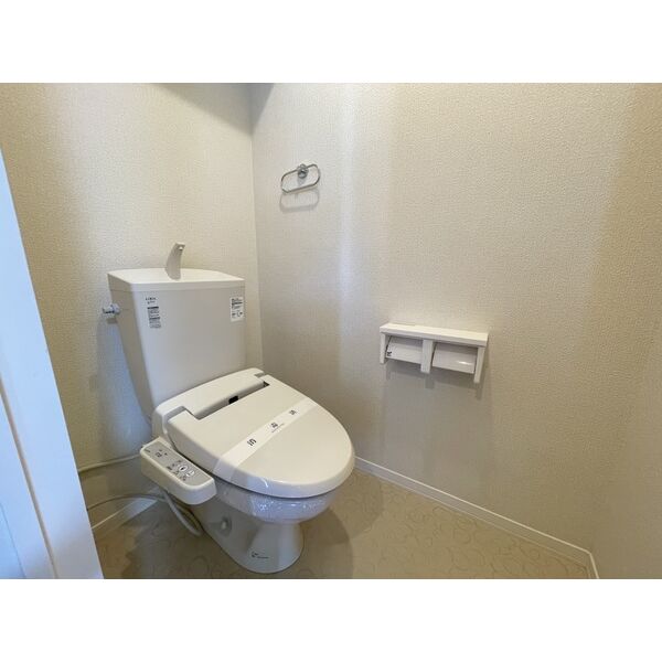トイレ　嬉しいウォシュレット付きのトイレ！便座温かいですよ♪