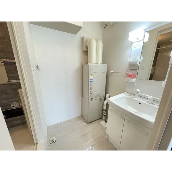 洗面設備　朝の身支度に便利な洗面台です♪