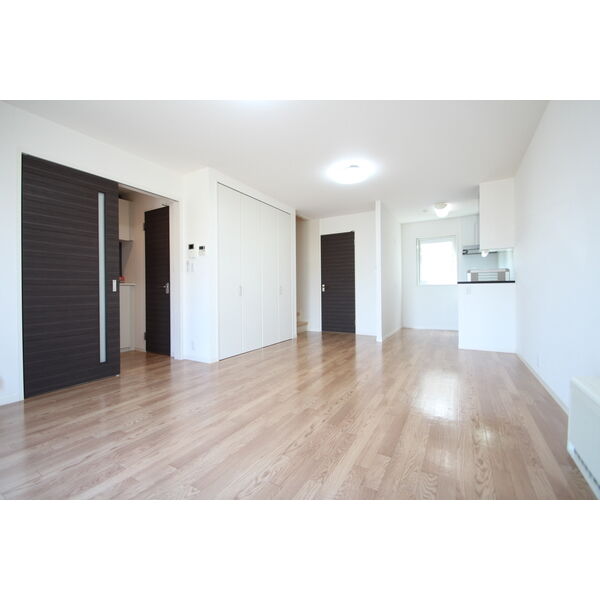 居室・リビング　明るい居間で気持ちまで明るくなりますね！