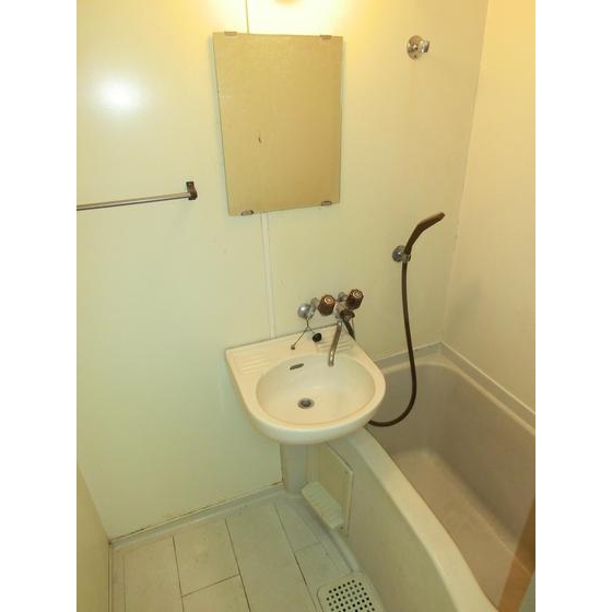 バス・シャワールーム　コンパクトで使いやすいお風呂です