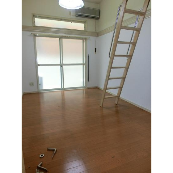 居室・リビング　明るい洋室です