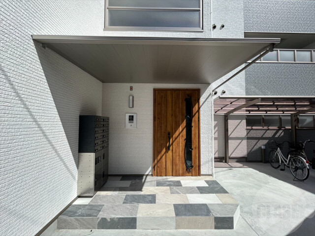 エントランス　貴重なペット飼育可能物件です。