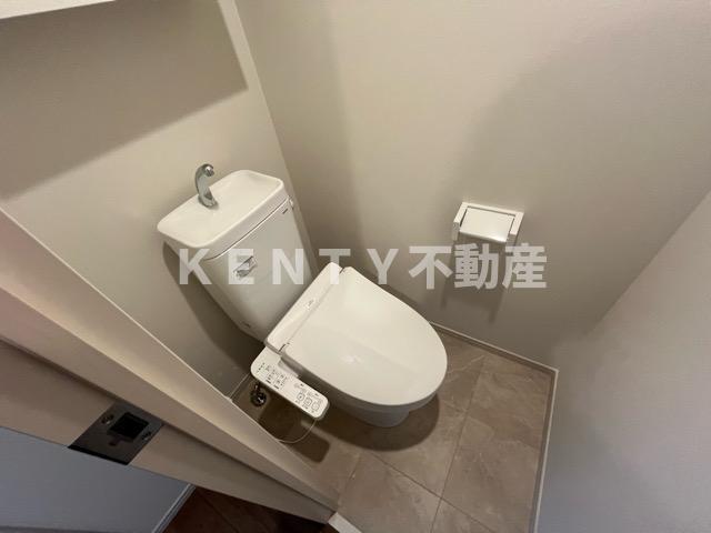 トイレ　落ち着いた色調のトイレです