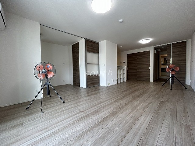 居室・リビング　洗練された清潔感漂う清楚な仕上がり