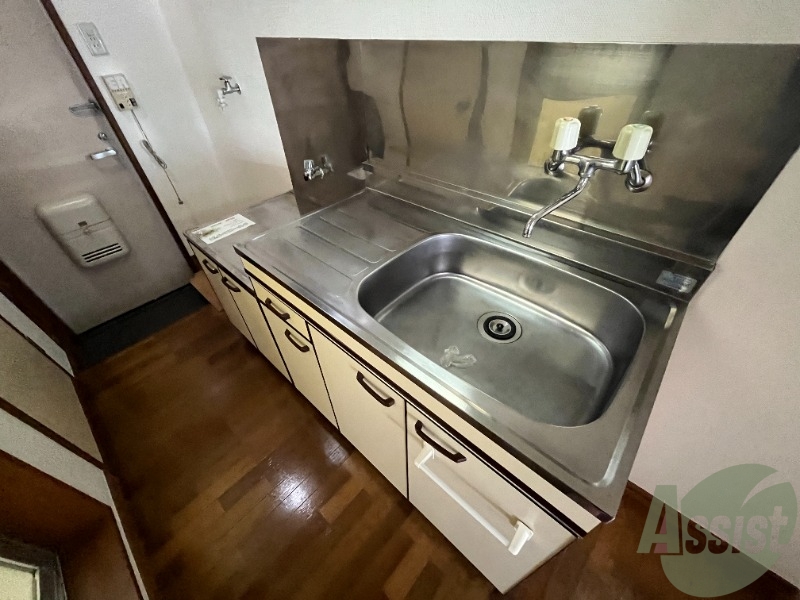 キッチン　キッチンは作業台もあり広めなので使いやすそうですね。