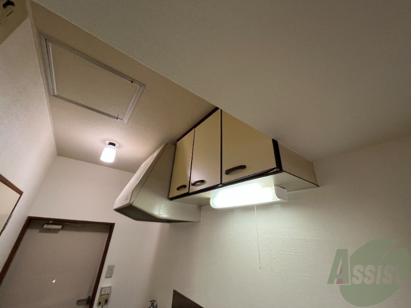 収納　キッチン上にはこのような収納があります小物を収納できそうです