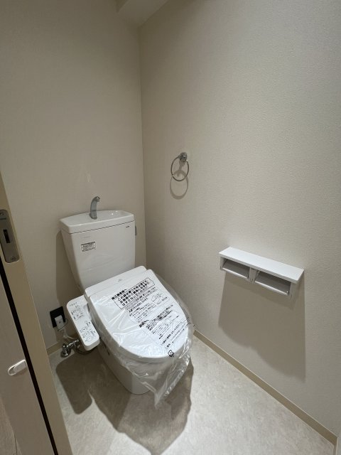 トイレ　同物件別号室の写真です。