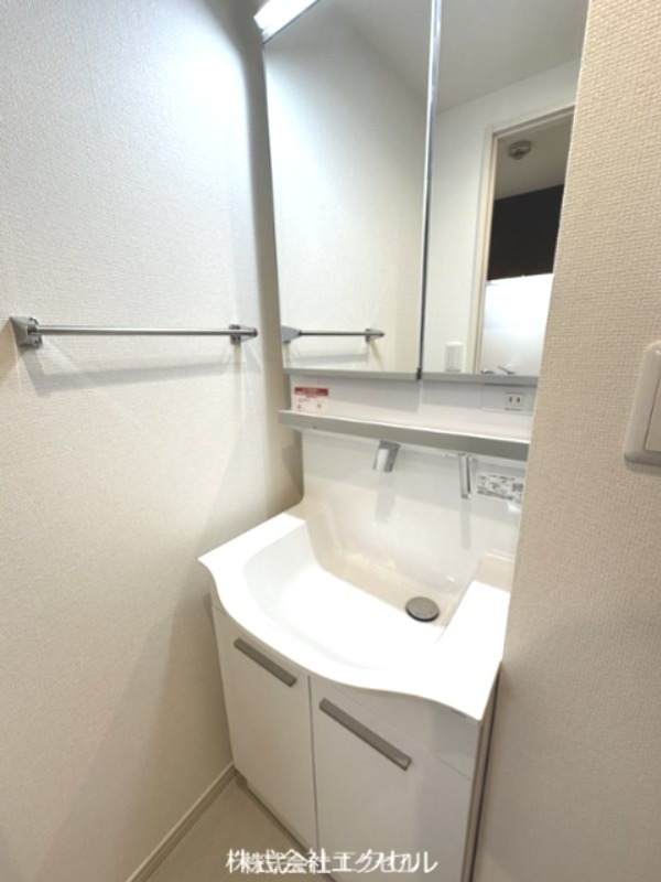洗面設備　忙しい朝に嬉しい独立洗面台です。