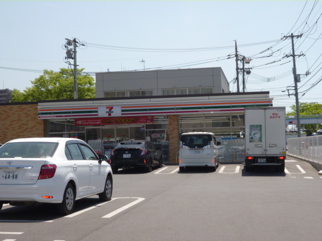 コンビニ　セブンイレブン（コンビニ）まで681m
