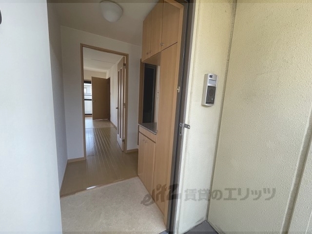 その他部屋・スペース　下駄箱と廊下