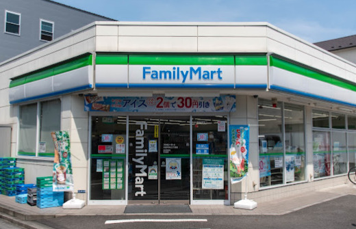 コンビニ　ファミリーマート 大田中央三丁目店（コンビニ）まで215m