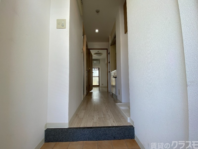 玄関　玄関を一歩入ると・・・こんな感じです。