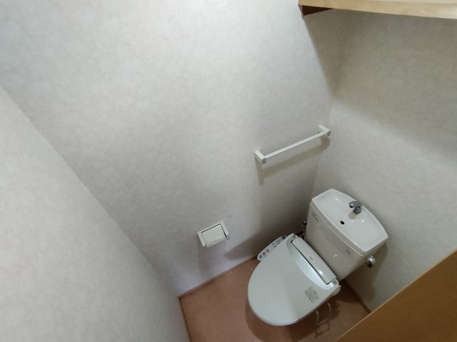 トイレ　落ち着いた色調のトイレです