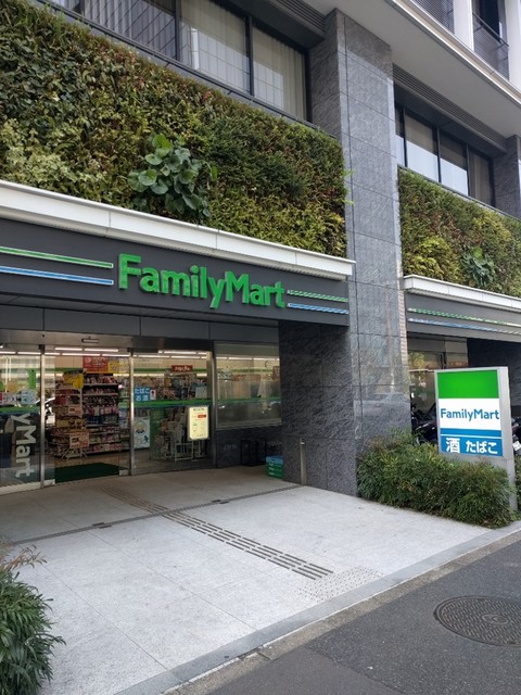 コンビニ　ファミリーマート 港南一丁目店（コンビニ）まで437m