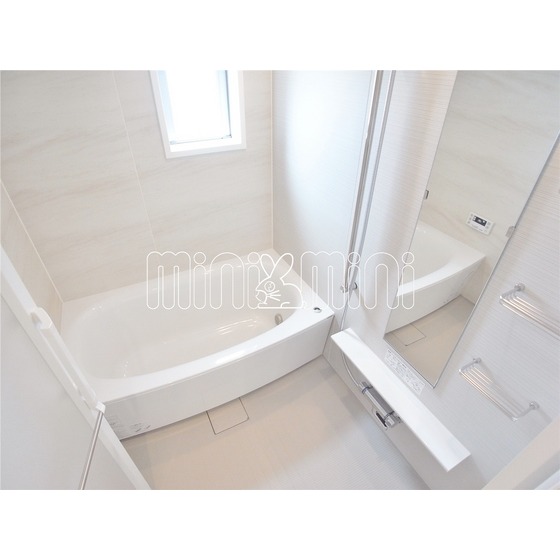 バス・シャワールーム　お風呂に窓有り