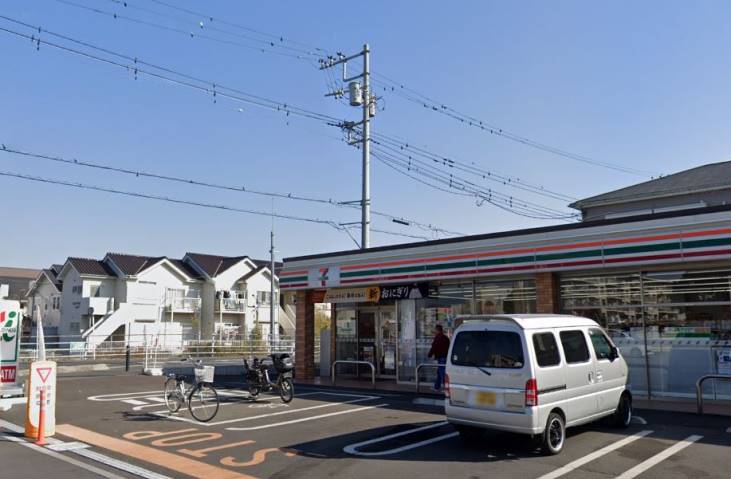 コンビニ　セブンイレブン（コンビニ）まで1823m