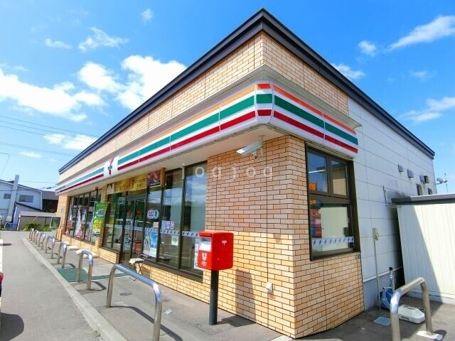 コンビニ　セブンイレブン恵庭駒場町店（コンビニ）まで706m