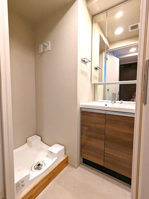 洗面設備　トイレと独立した2面鏡付き洗面台、排水口のお手入れしやすく排
