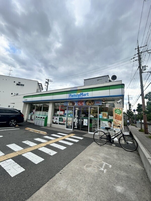 コンビニ　ファミリーマート豊中長興寺店（コンビニ）まで402m