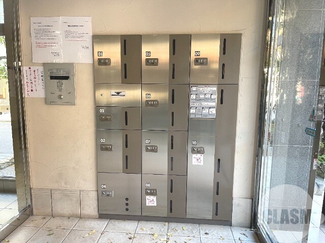 エントランス　留守中の荷物の受取は宅配ＢＯＸで♪