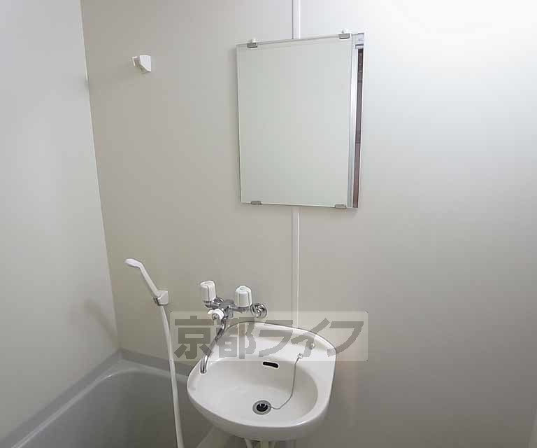 洗面設備　鏡もちゃんと付いてます。