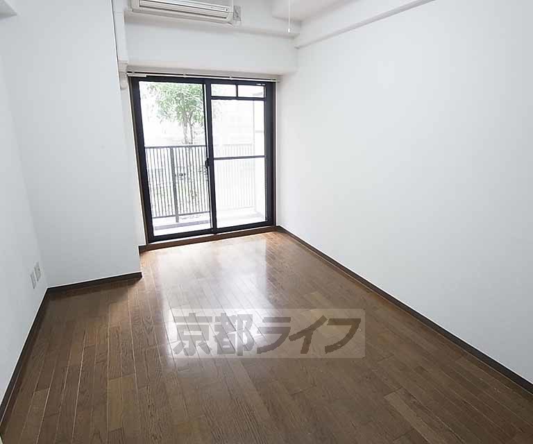 居室・リビング　明るい室内。