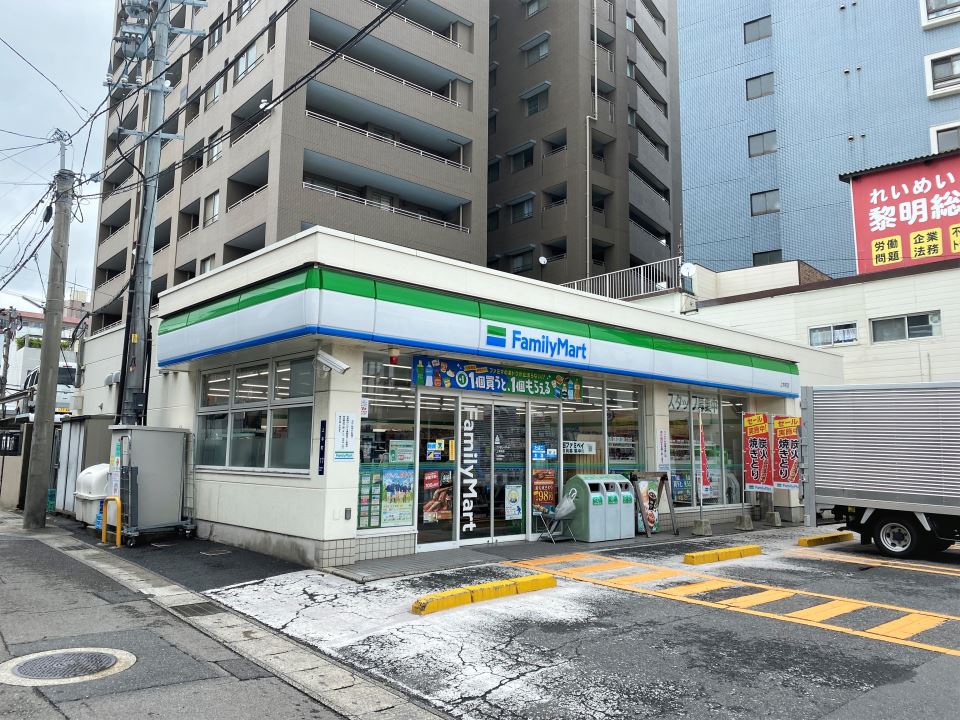 コンビニ　ファミリーマート（コンビニ）まで100m