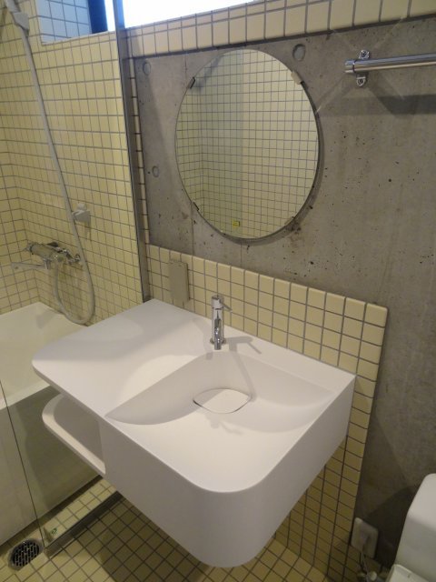 洗面設備　オシャレな丸鏡