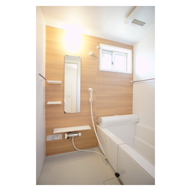 バス・シャワールーム　シャンプー棚や鏡完備