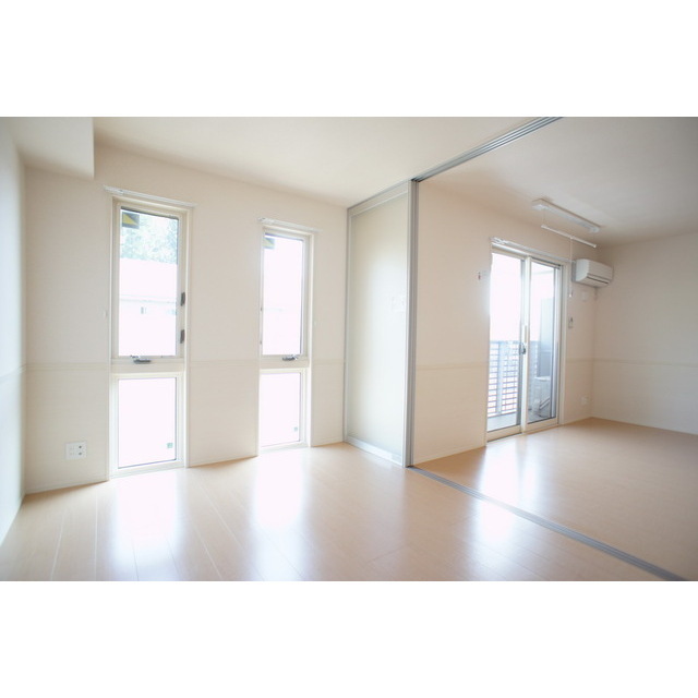 居室・リビング　窓が多く明るい日差しの室内