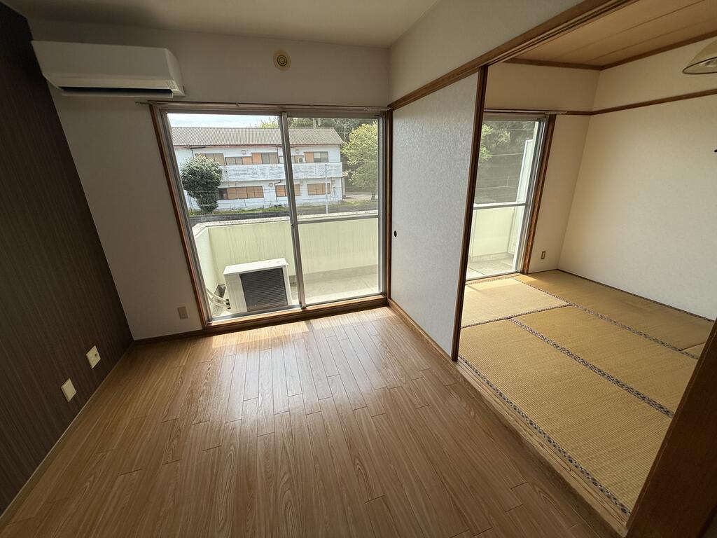 エレガンスヴィラ清武の居間写真