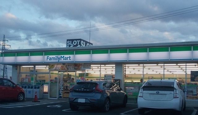 コンビニ　ファミリーマート成川店（コンビニ）まで650m