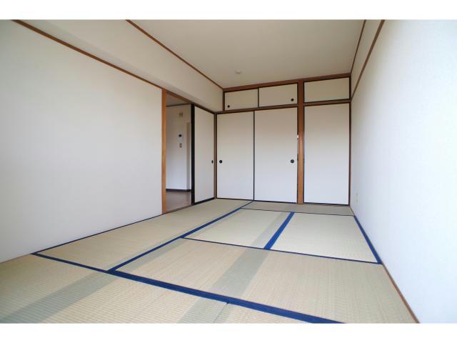 居室・リビング　収納は押入れタイプで、奥行き深め♪