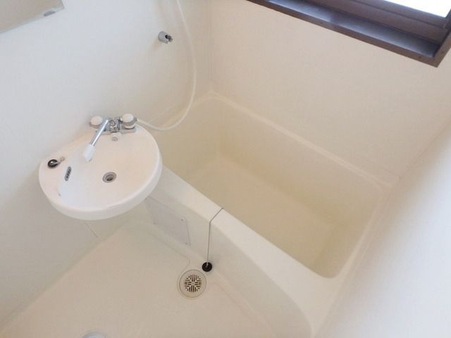 バス・シャワールーム　～窓付きなので換気もできますね～