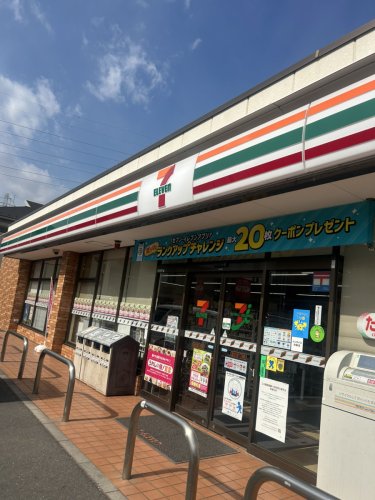 コンビニ　セブンイレブン 足立六町1丁目店（コンビニ）まで265m