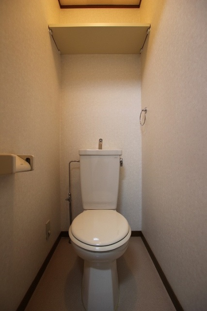 トイレ　別号室写真です。