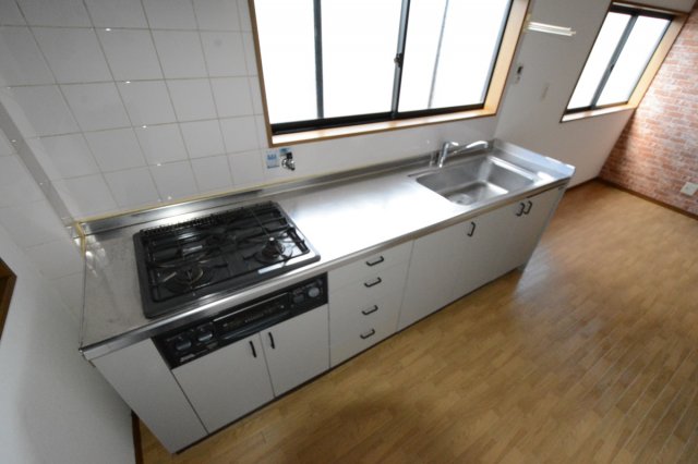 キッチン　窓付きのキッチンで換気がしやすくておすすめ！