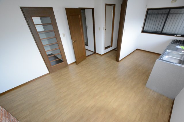 居室・リビング　床色が明るい色合いで、とてもきれいです。