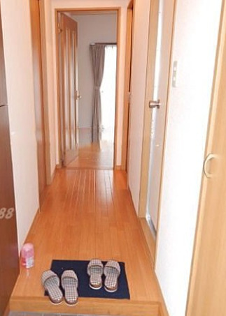 玄関　※同じ間取りの別部屋の写真となっております。ご参考ください。