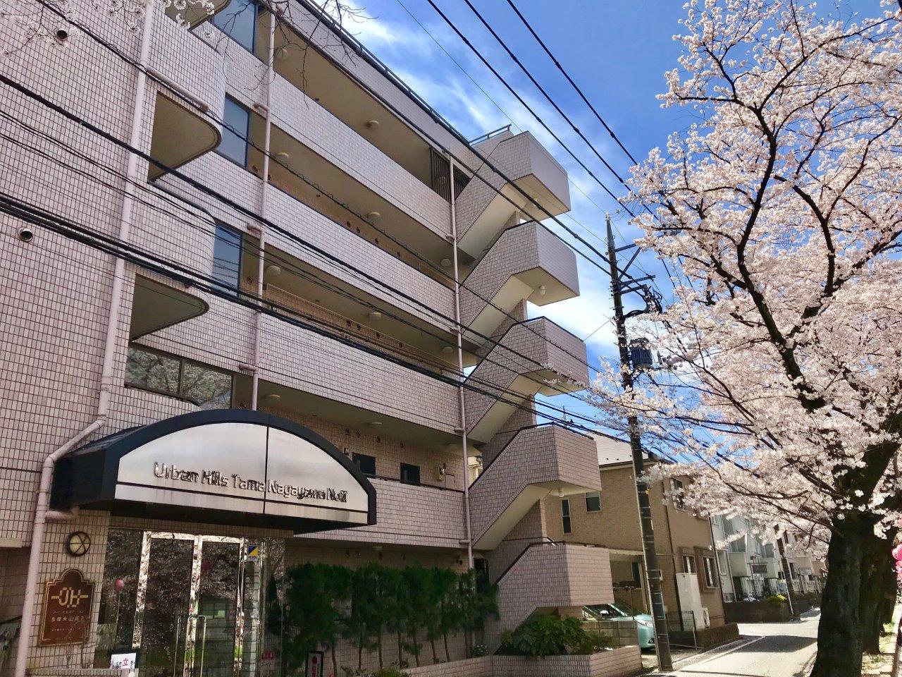 居室・リビング　重厚なタイル張りの外観。安心の新耐震RC造です！