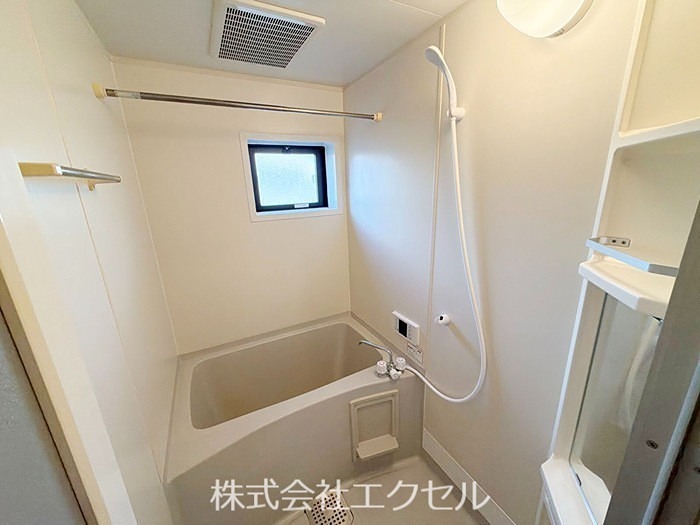 バス・シャワールーム　窓付きの浴室です