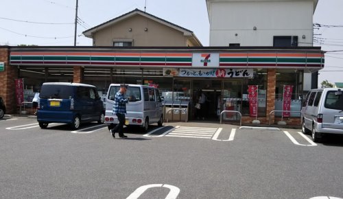 コンビニ　セブンイレブン伊奈内宿店（コンビニ）まで619m