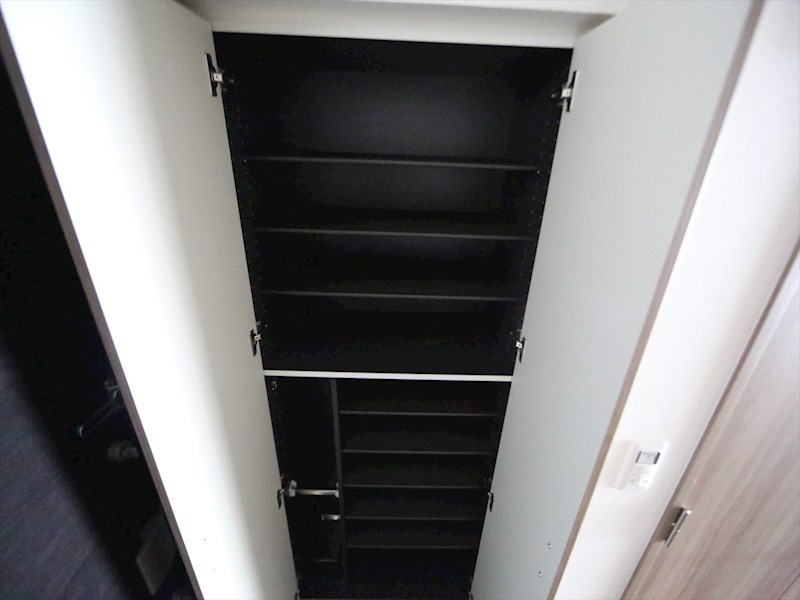 玄関　玄関　シューズボックス付（収納充実してます）