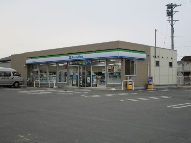 コンビニ　ファミリーマート（コンビニ）まで390m