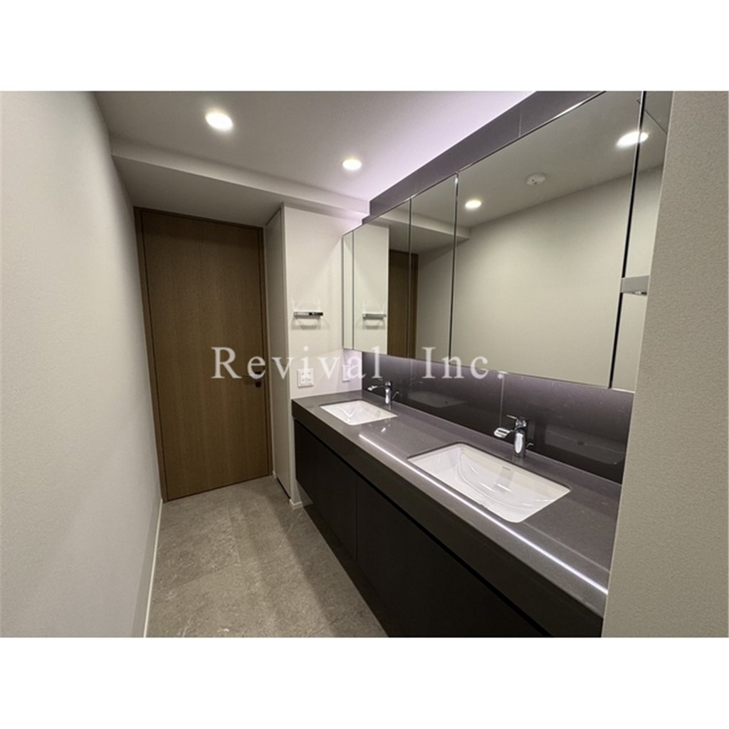 洗面設備　清潔感ある水廻りでございます