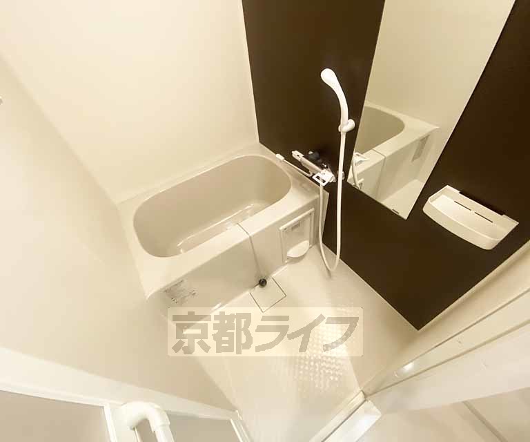 バス・シャワールーム　鏡のある便利なお風呂