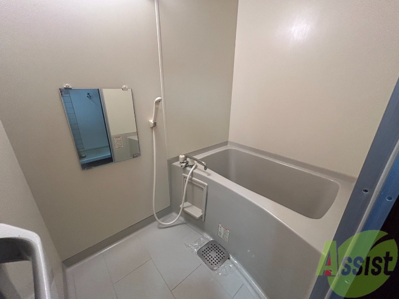 バス・シャワールーム　浴室はこちらです。浴槽が備え付きで、掃除が楽に済みますね。