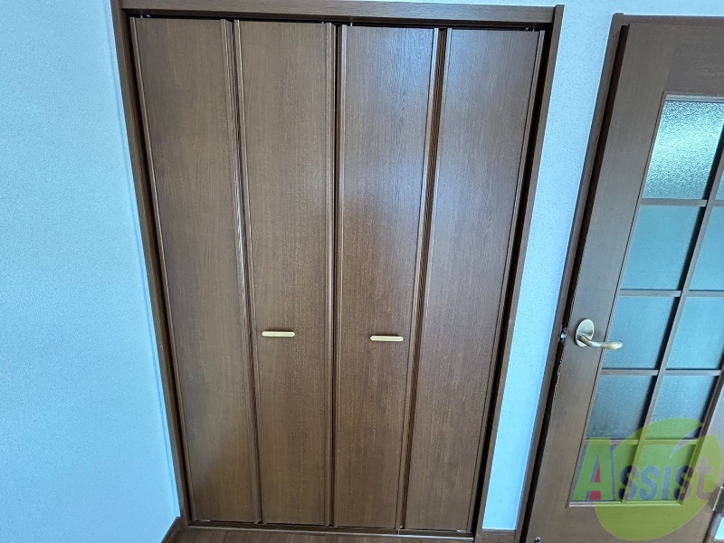 収納　収納です。扉と同じくらいの高さがありますね。