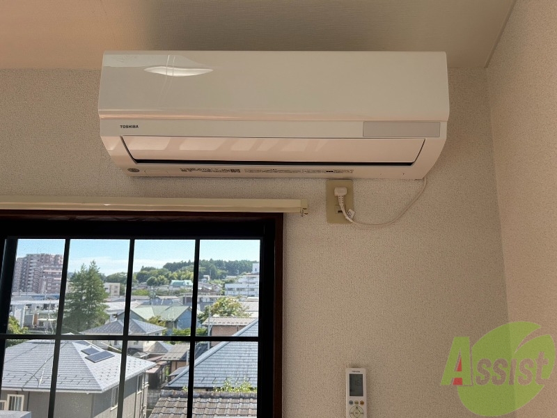 その他設備　エアコンです。戸を開ければキッチンも快適な温度になりますね。